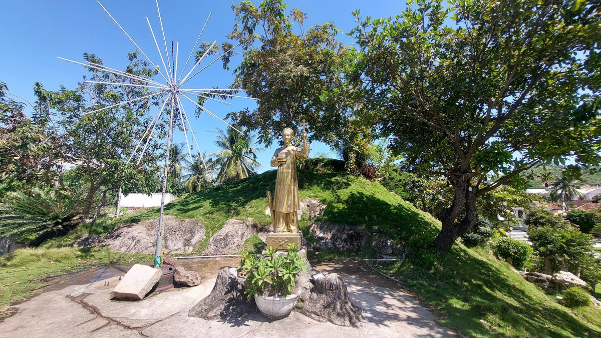 Điểm độc đáo của nhà thờ Mằng Lăng là căn mật thất nằm trong lòng quả đồi, nơi đặt tượng An Rê Phú Yên.