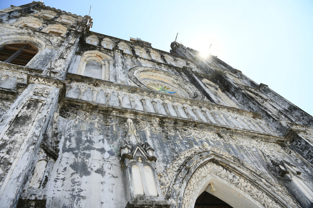 Sau năm 1645, cha Đắc Lộ viết cuốn sách Quốc ngữ đầu tiên và xuất bản năm 1651 tại Rome, Italia. Đó là cuốn giáo lý Cathechismus, còn gọi là Phép giảng tám ngày. Sách có 319 trang, không đề lời tựa, mỗi trang sách chia làm hai, có một gạch phân đôi từ trên xuống dưới: bên trái là chữ La tinh, bên phải là chữ Việt.