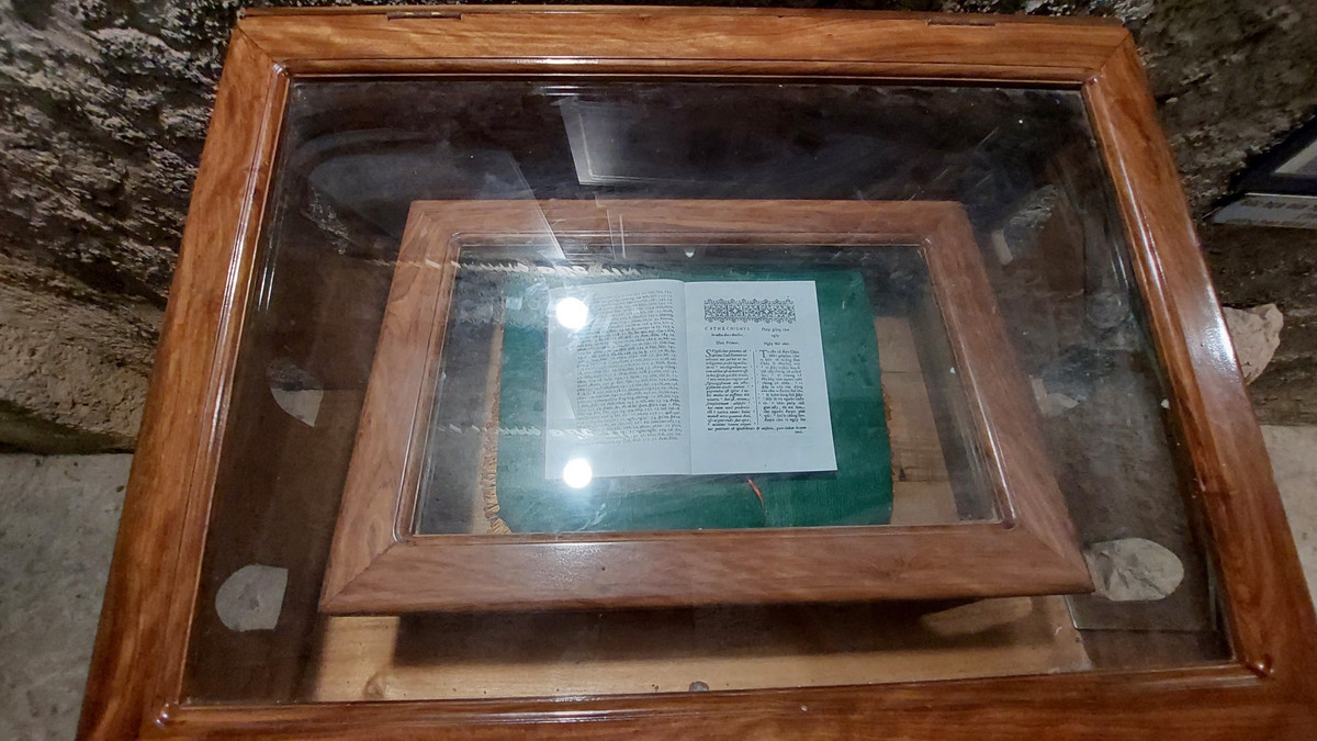 Phiên bản được in lại từ bản gốc Phép giảng tám ngày, cuốn sách bằng chữ Quốc ngữ đầu tiên. Để bảo quản tốt hơn, bản gốc không được mang ra trưng bày.