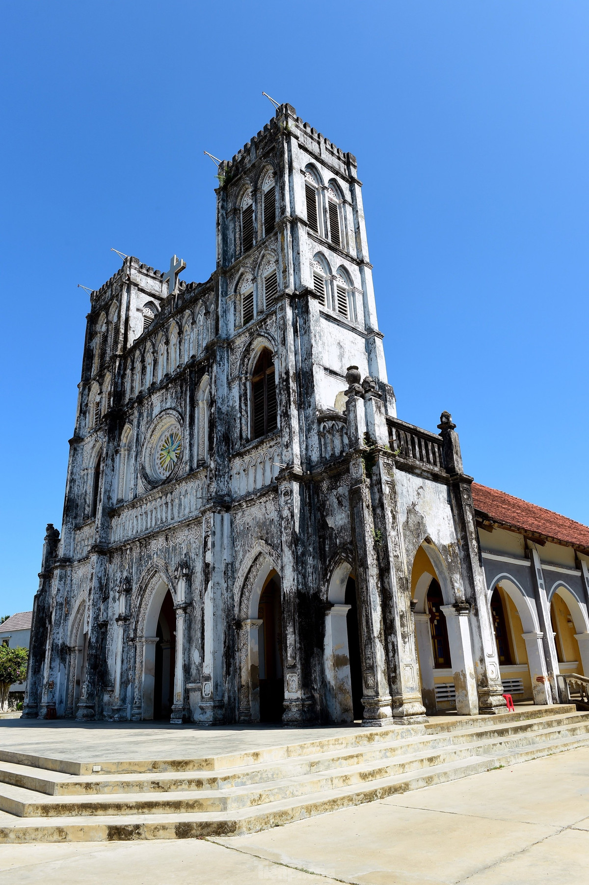 Nhà thờ Mằng Lăng được xây dựng năm 1982, là một trong những nhà thờ Công giáo lâu đời nhất ở Việt Nam. Theo truyền miệng, do ở đây khi xưa rợp bóng cây mằng lăng hoa tím, nên Mằng Lăng được lấy làm tên nhà thờ. Được xây dựng theo lối kiến trúc Gothic, nhà thờ Mằng Lăng mang đậm chất châu Âu và trở thành điểm đến yêu thích của các tín hữu Công giáo cũng như du khách thập phương.