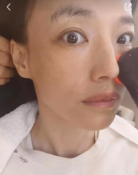 Thu Ky 47 tuoi dang anh khong trang diem, mat day vet tan nhang-Hinh-6