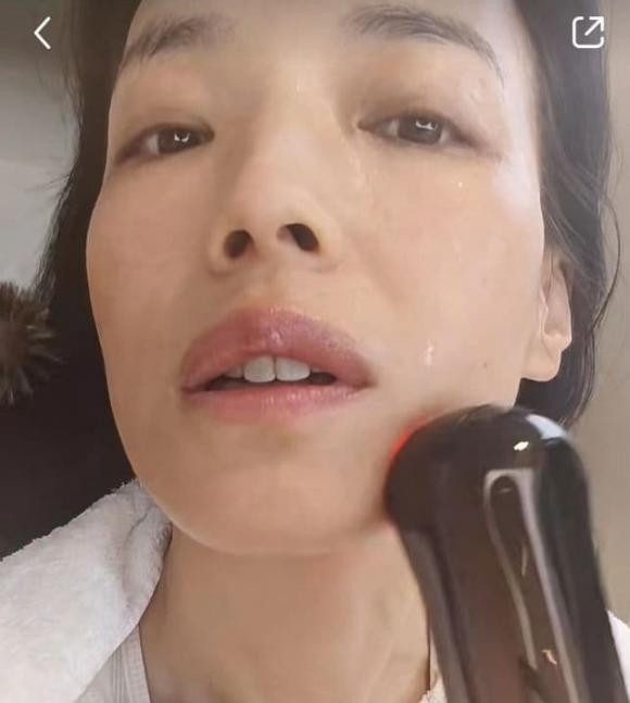 Thu Ky 47 tuoi dang anh khong trang diem, mat day vet tan nhang-Hinh-4