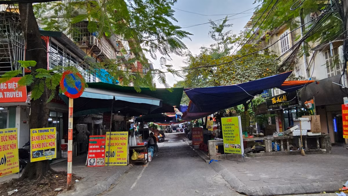 Khuôn viên khu tập thể Trung Tự cũng bị lấn chiếm để kinh doanh.