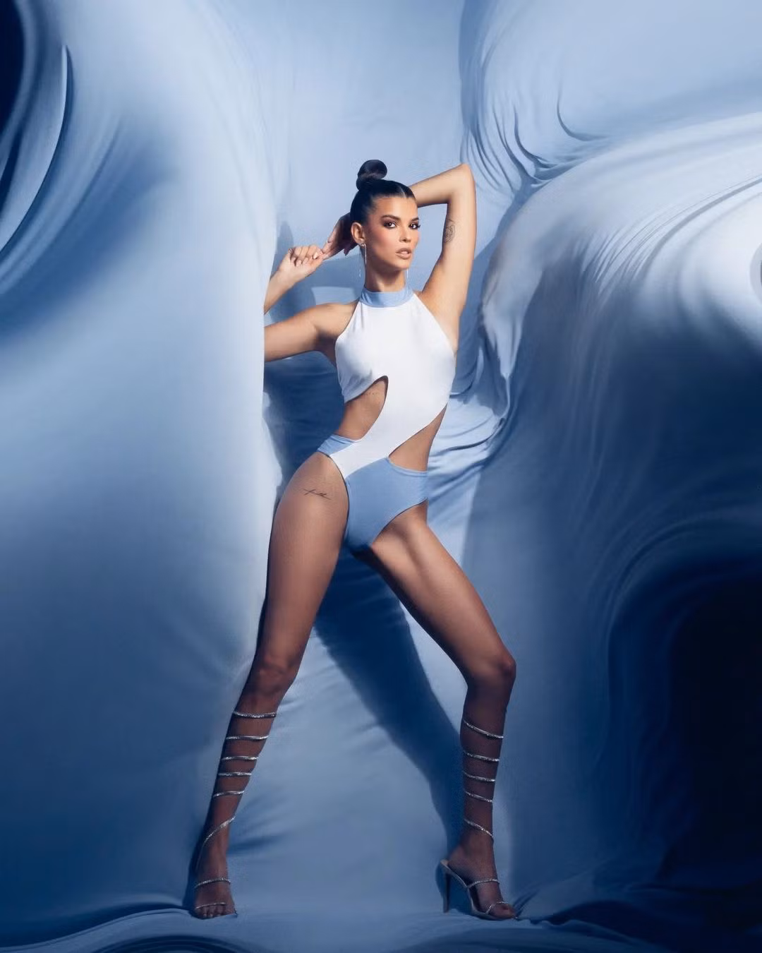 Một trong những yếu tố giúp Pedroza đăng quang hoa hậu là câu chuyện cá nhân đặc biệt. Pedroza chia sẻ cô có con từ năm 16 tuổi. Đó là quyết định ngoài mong muốn vì khi ấy cô chưa sẵn sàng. Từ đó đến nay, cô một mình nuôi con, không nhắc đến cha đứa bé. Một số thông tin khác cho biết cô đã ly hôn chồng.