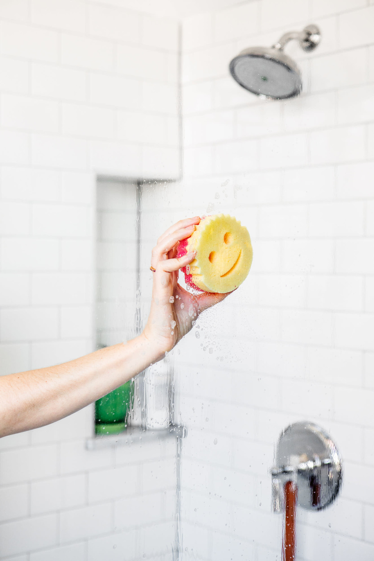 3 cach lam sach cua kinh phong tam sang bong nhu moi-Hinh-8