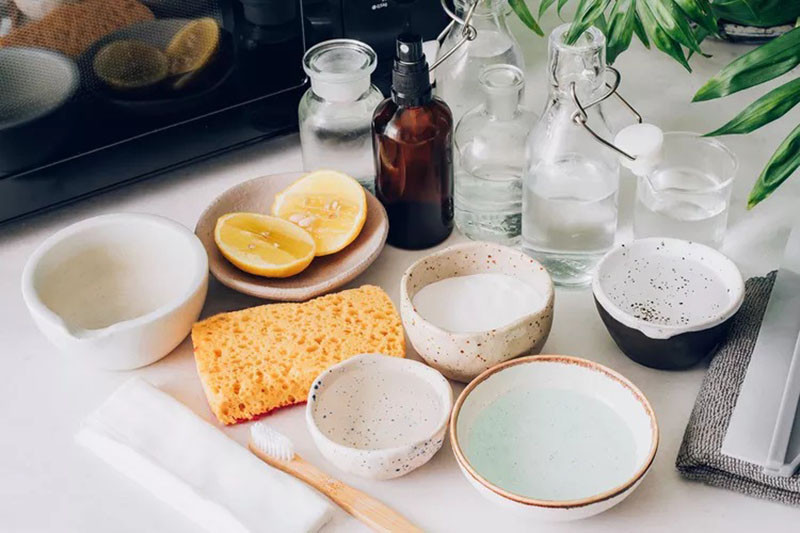 3 cach lam sach cua kinh phong tam sang bong nhu moi