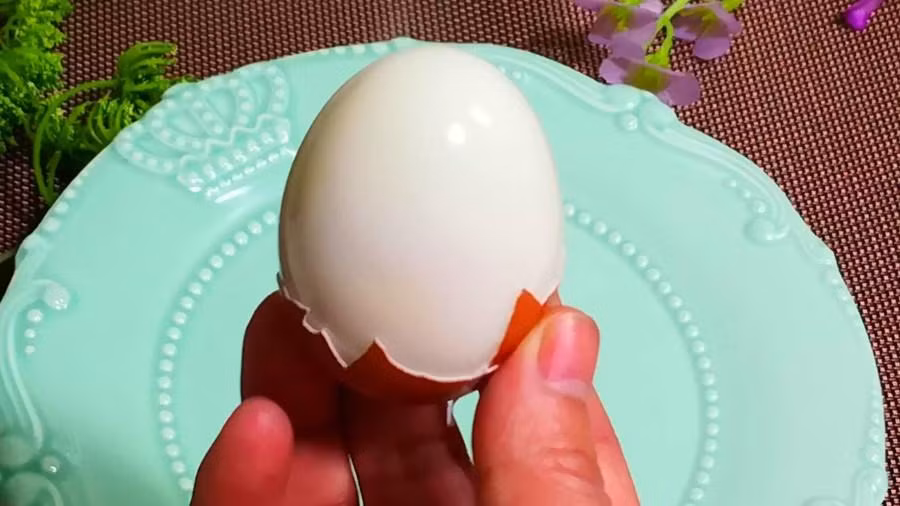 Luộc trứng mềm mại, thơm ngon, chạm vào bong vỏ - Hình 10 Luoc trung mem mai, thom ngon, cham vao bong vo-Hinh-10