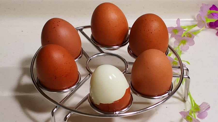 Luộc trứng mềm mại, thơm ngon, chạm vào bong vỏ - Hình 9 Luoc trung mem mai, thom ngon, cham vao bong vo-Hinh-9