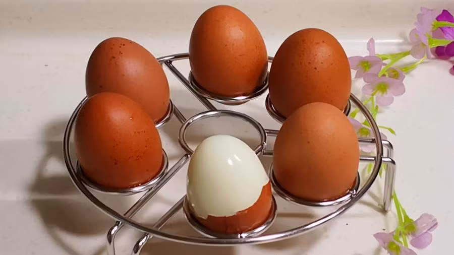 Luộc trứng mềm mại, thơm ngon, chạm vào bong vỏ - Hình 9 Luoc trung mem mai, thom ngon, cham vao bong vo-Hinh-9