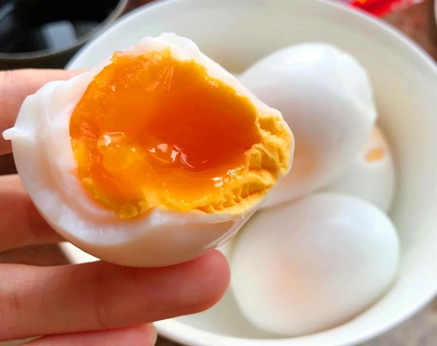 Luộc trứng mềm mại, thơm ngon, chạm vào bong vỏ - Hình 2 Luoc trung mem mai, thom ngon, cham vao bong vo-Hinh-2