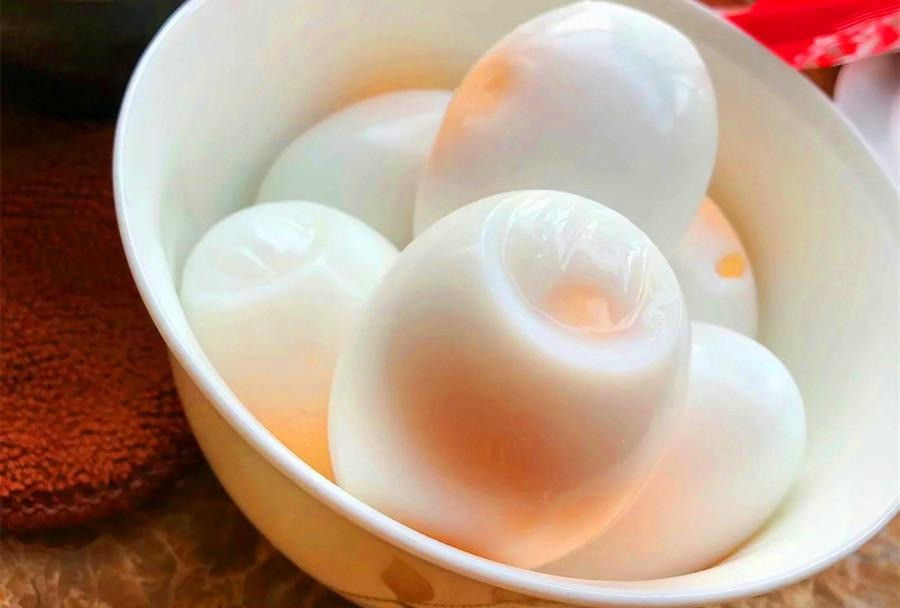 Luộc trứng mềm mại, thơm ngon, chạm vào bong vỏ - Hình 3 Luoc trung mem mai, thom ngon, cham vao bong vo-Hinh-3