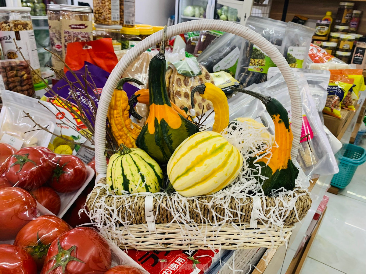 Tại cửa hàng nông sản trên phố Đội Cấn (Hà Nội), giá của mỗi quả sẽ có giá dao động khoảng 40.000-60.000 đồng/quả, tùy theo kích thước và loại bí. Một set bí khoảng 10 quả sẽ có giá khoảng 500.000 đồng. Ngoài ra một số cửa hàng còn cung cấp cả bắp ngô với giá 80.000 đồng/set 5 bắp hay rơm khô giá 45.000 đồng/3kg.