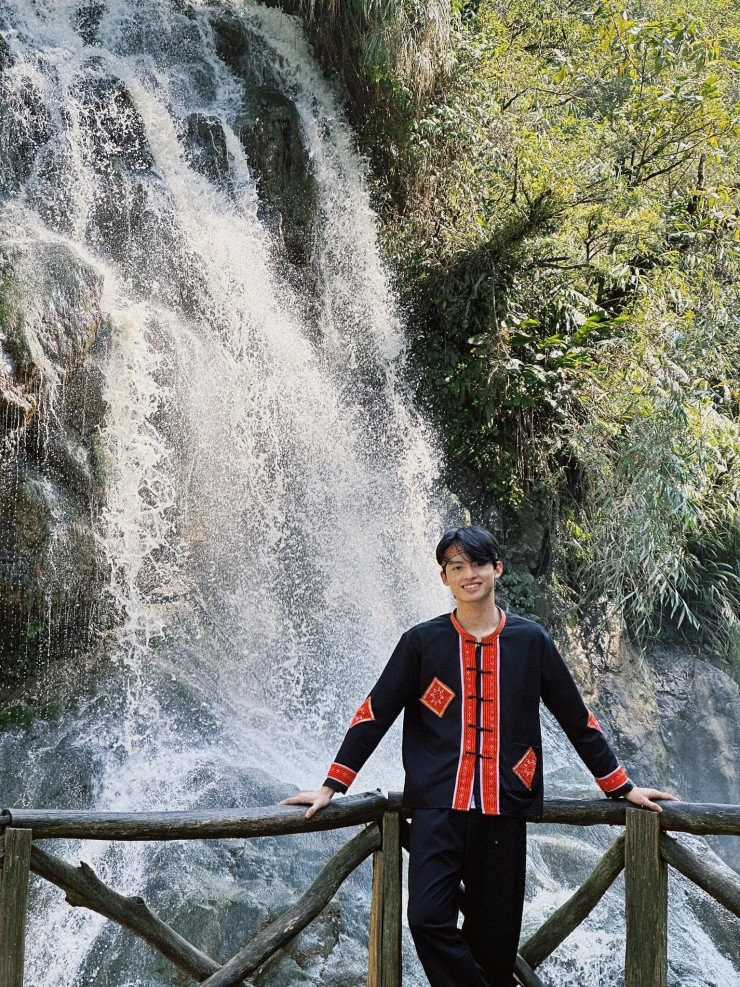 Khung cảnh thiên nhiên tuyệt đẹp. Theo Travel blogger nghiệp dư này, anh chàng đi Sa Pa vào đợt chưa đúng mùa đẹp nhất, tuy nhiên, phong cảnh cũng khá đẹp. Nam du khách thấy đẹp nhất ở đoạn tàu hỏa Mường Hoa đi lên núi. Cậu hứa sẽ quay lại Sa Pa vào mùa đẹp hơn. Các buổi sáng, anh chàng thức dậy được đón bình minh trên căn phòng view kính cực kì sảng khoái. Ngày đầu tiên, cậu đã dành trọn thời gian ở homestay để chụp ảnh vì có khá nhiều góc ảnh chụp. Lá Đỏ Homestay còn có cả quán cà phê phía trước. Mỗi khi tàu leo núi Mường Hoa chạy qua, du khách có một thước phim cực kì đẹp. Ở homestay này có phục vụ các bữa ăn trưa và ăn tối. Nam du khách có bữa ăn cơm, bữa nướng, bữa ăn lẩu… Tối đến, các bạn đi dạo ra ngoài quảng trường ở Sa Pa. Hôm du khách này đi, ngày thường khá vắng khách nhưng cậu thích cảm giác thế này hơn là đông đúc.