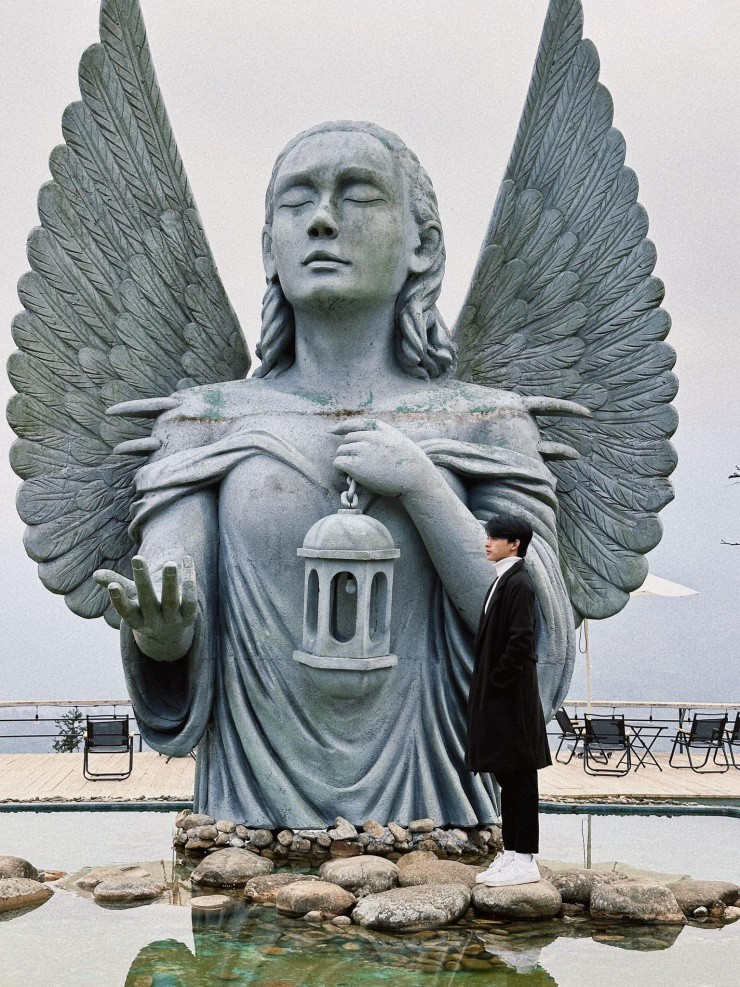 Nhiều góc ảnh đẹp. Dậy ăn sáng, các bạn đi tàu Mường Hoa, rồi lên đỉnh Phan Xi Păng. Những ai không muốn đi tàu có thể đi xe máy lên thẳng Ga cáp treo Hoàng Liên Sơn. Chiều đến, các bạn đi cổng trời Ô Quy Hồ, cây cô đơn... Tối đến, mọi người lượn lờ đường phố và đi chợ đêm Sa Pa. Một ngày mới bắt đầu, các bạn đi bản Cát Cát và thuê trang phục để chụp ảnh, check-in. Trên đường về, du khách tranh thủ vào quán cà phê với khá nhiều góc chụp hình đẹp. Sau đó, họ về homestay check-out rồi đi lượn lờ, ăn bún cá cay...