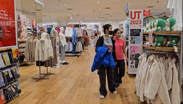 Mien Bac chim trong gia ret, doanh thu quan ao dai han cao gap 10 lan