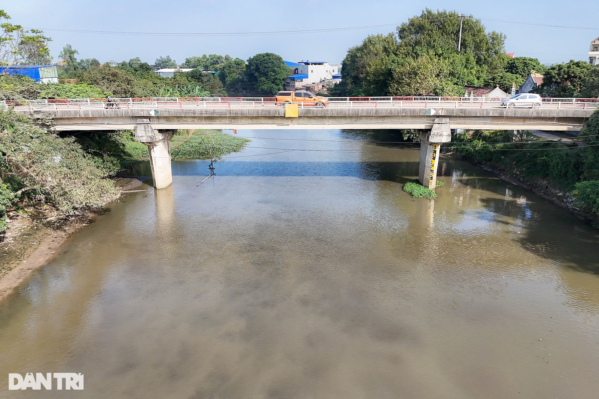 Nhiều người dân nhận định, có thể anh C. đã bế theo 2 con nhỏ nhảy từ cầu Đừng xuống sông Bắc Hưng Hải. Theo quan sát của phóng viên, từ mặt cầu Đừng xuống đến mặt nước sông khoảng 8m.