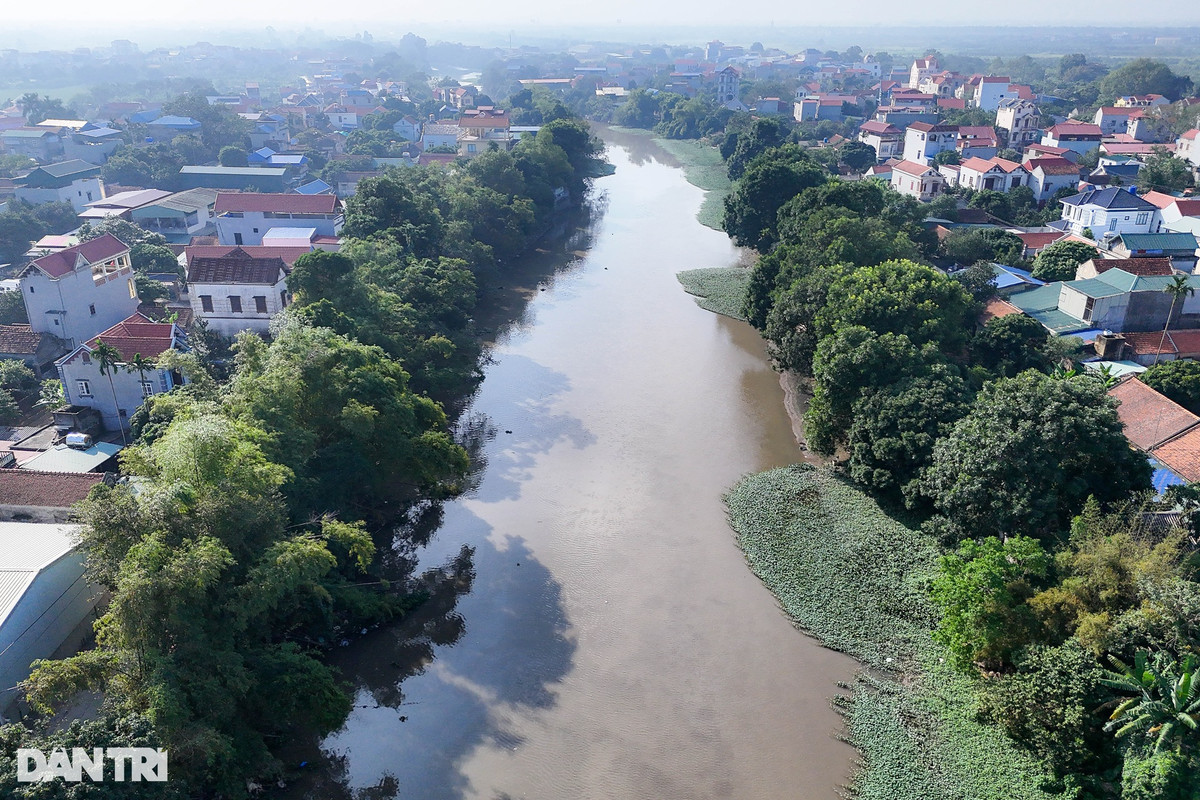 Theo quan sát của phóng viên Dân trí, sông Bắc Hưng Hải thời điểm này mực nước thấp, nước chảy chậm. Theo một số người dân sống gần cầu Đừng, vào tối 7/12, họ vẫn thấy 3 bố con anh C. đi lang thang ở khu vực cầu này.