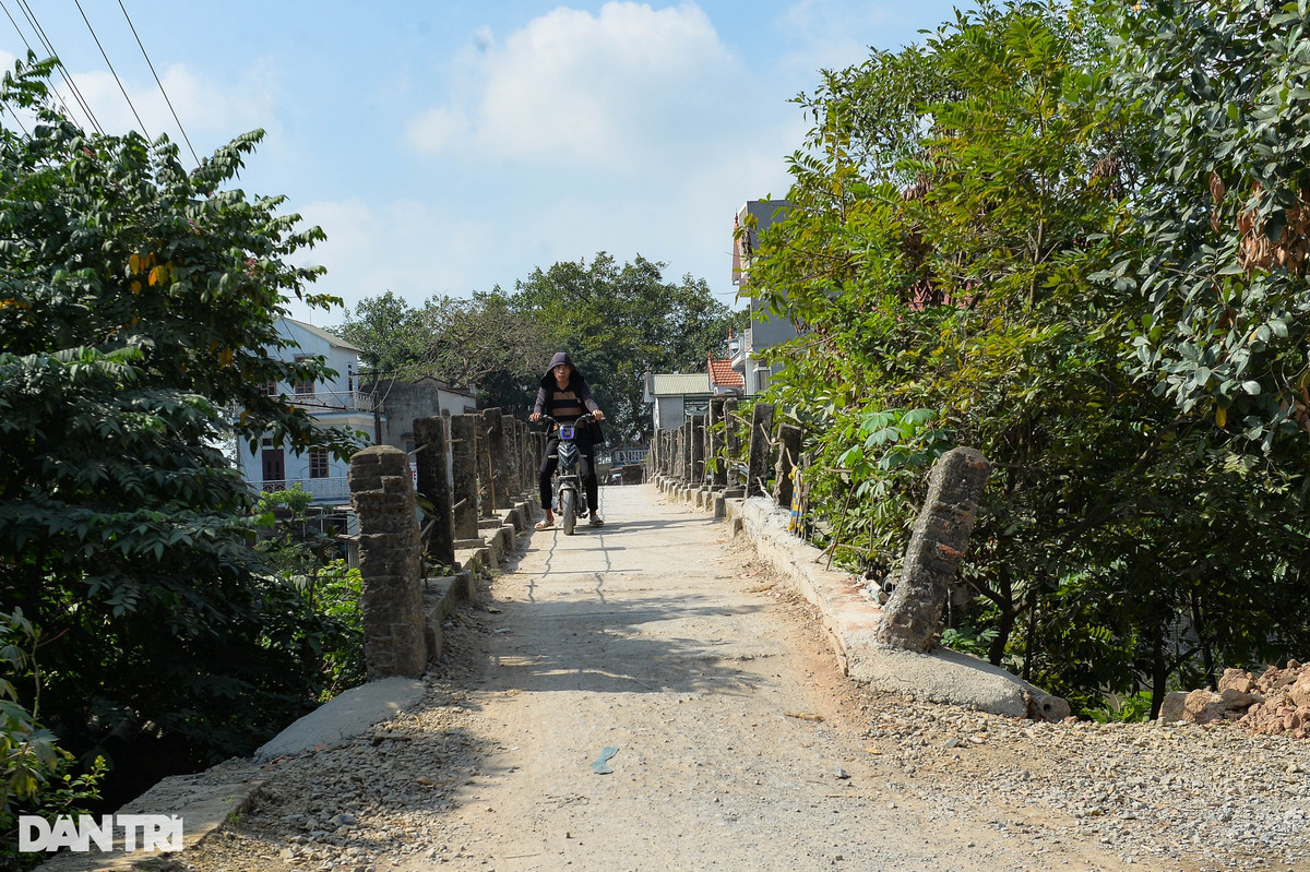 Từ khu vực cầu Đừng xuôi về phía hạ lưu hơn gần 3km, người dân, lực lượng chức năng phát hiện thi thể cháu Trần N.A. (4 tuổi) ở gần chân cầu Đội (xã Thanh Long, huyện Yên Mỹ).