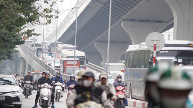 Tại tuyến đường Vành đai 2 trên cao hướng đi Ngã Tư Sở xảy ra tình trạng ùn ứ kéo dài.
