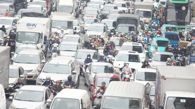 Các phương tiện đi lại lộn xộn khiến giao thông càng ùn ứ.