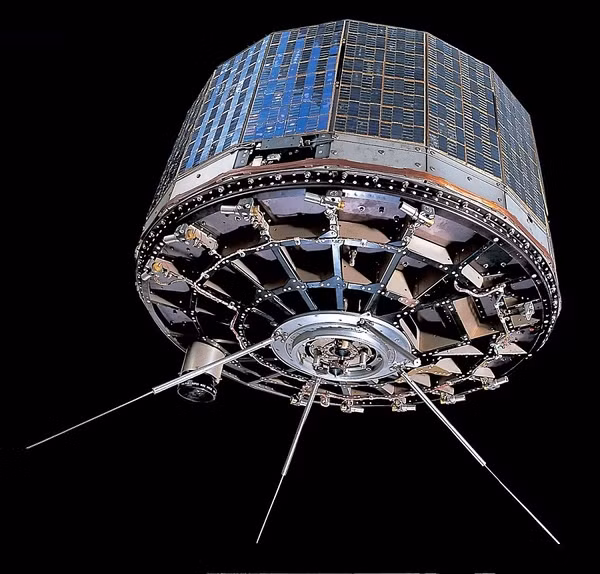 Hoang mang voi ve tinh nhan tao mat tich 40 nam bat ngo quay lai-Hinh-2