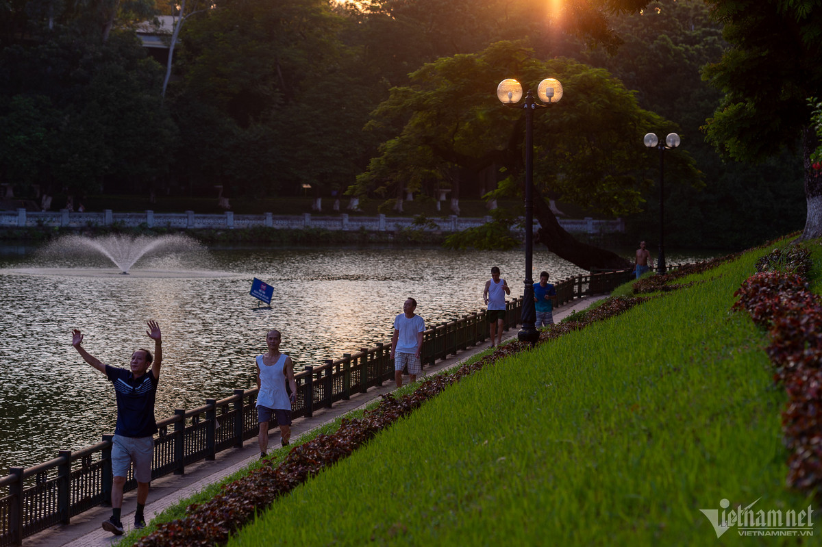 Hiện công viên Thủ Lệ là địa điểm tập luyện thể dục của người dân sinh sống ở gần đây.