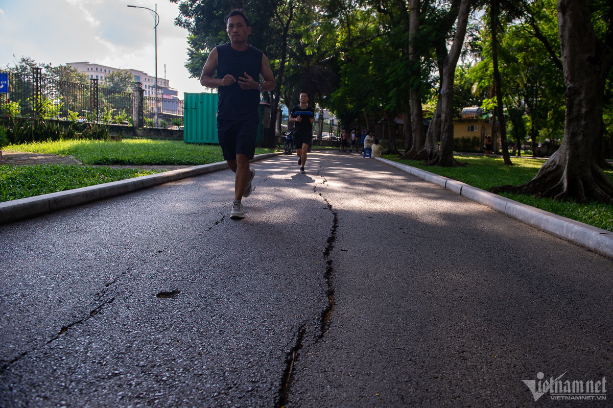 Những vết nứt trên mặt đường xuất hiện khá phổ biến.
