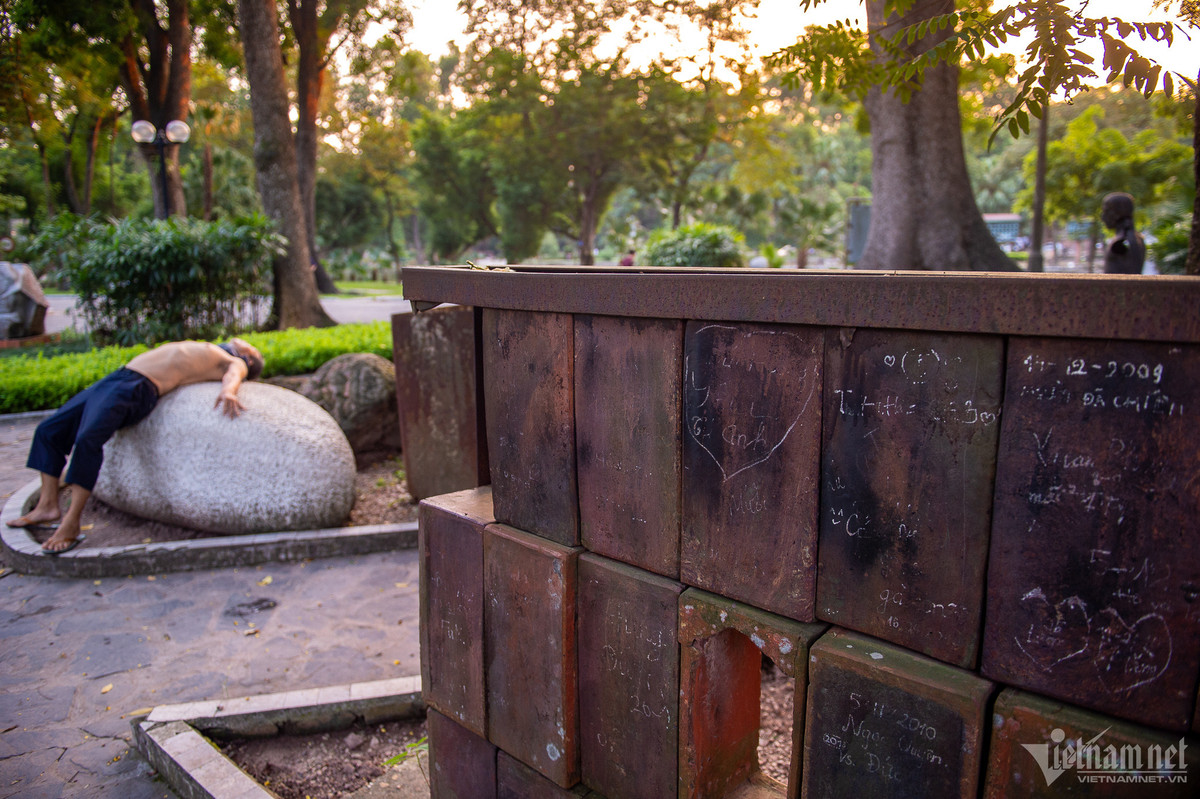 Đa phần các tác phẩm nghệ thuật được trưng bày trong công viên không còn nguyên vẹn.