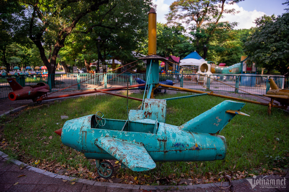 Các hạng mục như đèn chiếu sáng quanh hồ, khu vui chơi hư hỏng nặng.