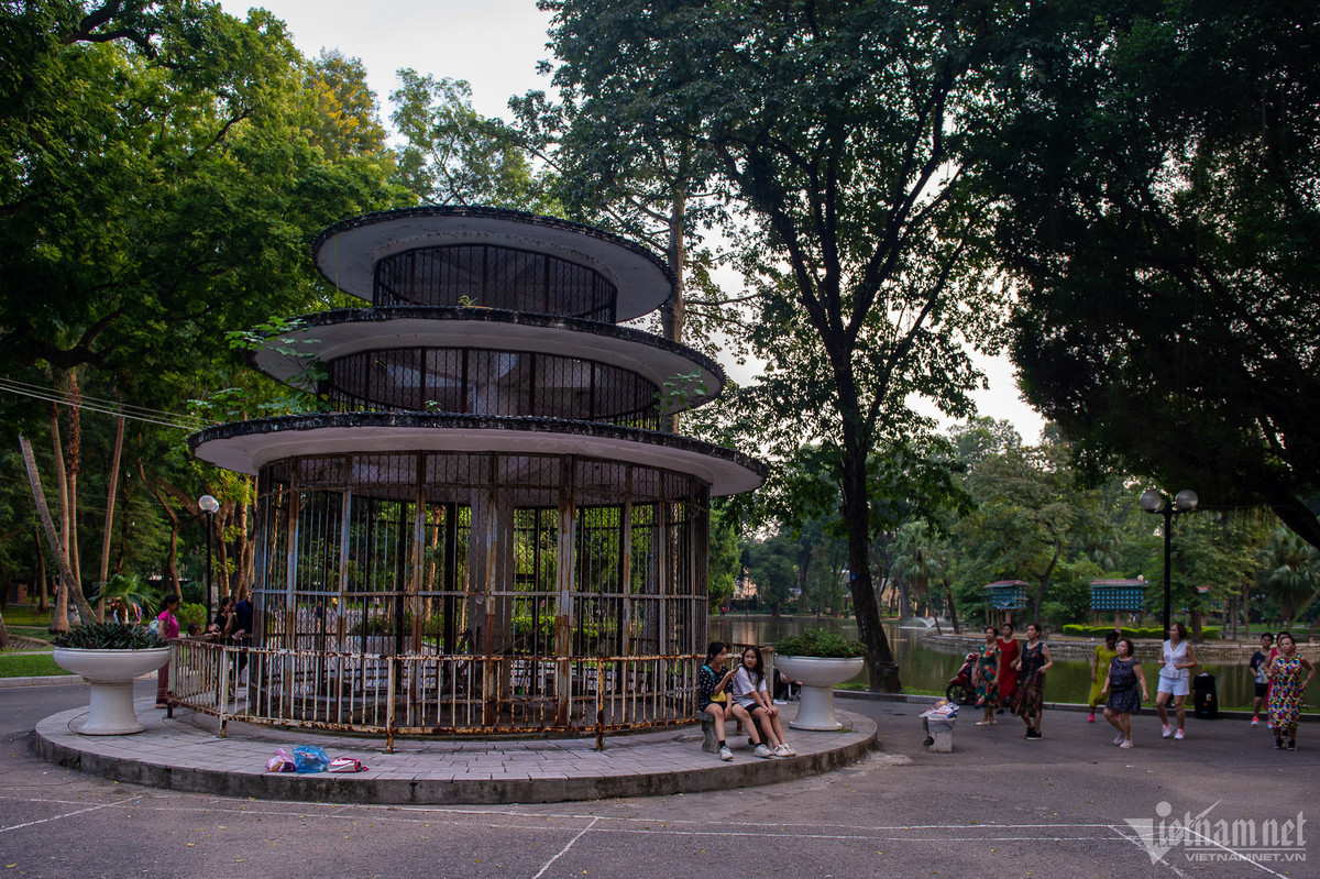 Tương tự là công viên Bách Thảo (quận Ba Đình), cũng trong tình trạng xuống cấp nhiều hạng mục.