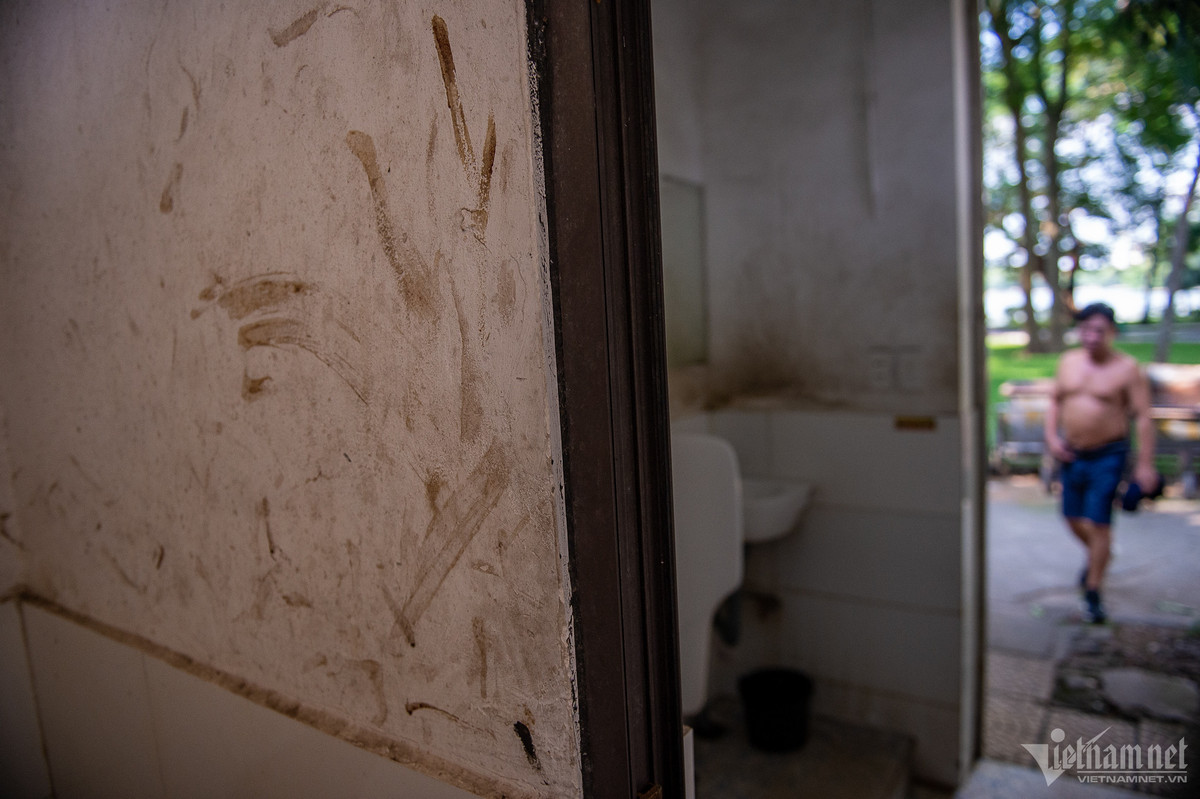 Những nhà vệ sinh không còn đáp ứng được nhu cầu và luôn bốc mùi nồng nặc, khó ngửi.