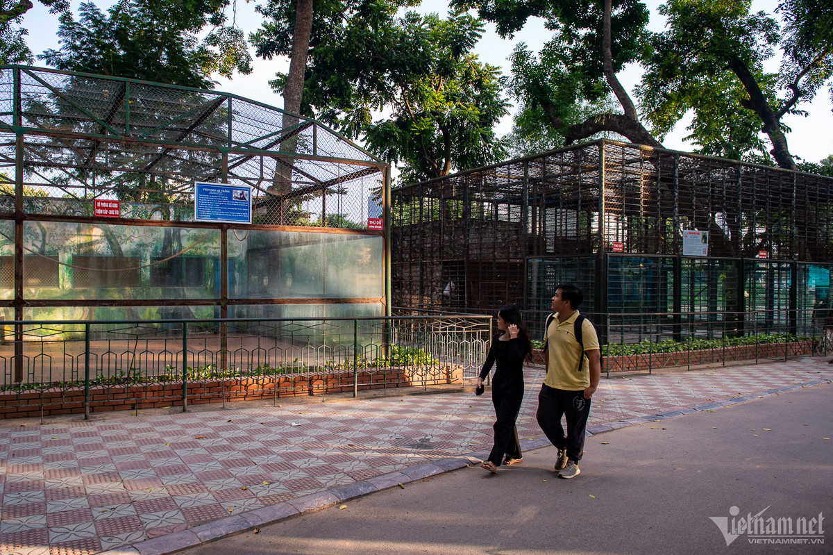 Một số chuồng thú không có bóng dáng động vật khiến khách tham quan thấy lạ.