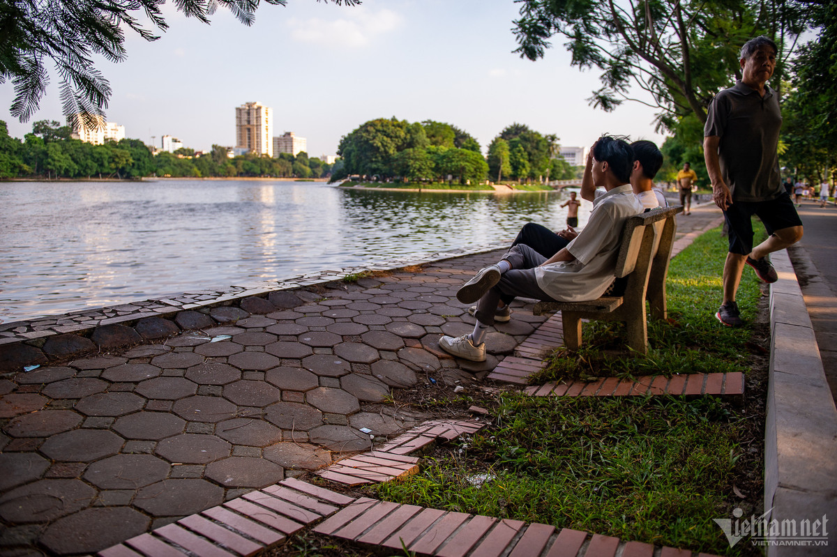 Nhiều đoạn vỉa hè quanh hồ Bảy Mẫu bị sụt lún.