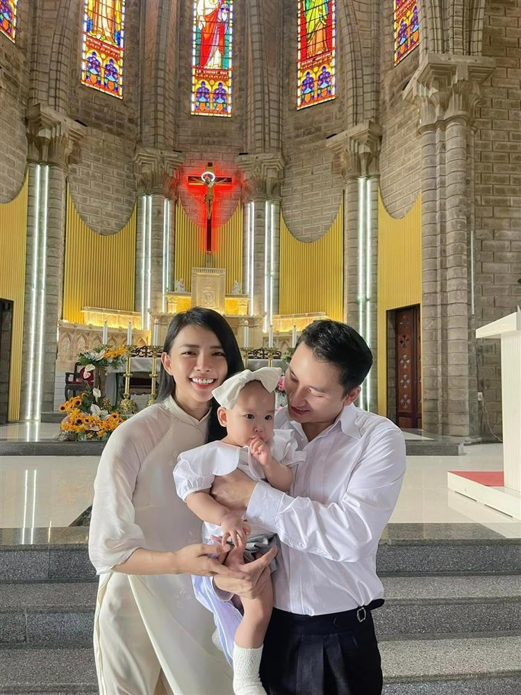 ể từ khi kết hôn, cuộc sống hôn nhân của nam ca sĩ luôn nhận được sự quan tâm của công chúng. Trên mạng xã hội, cả hai thường xuyên chia sẻ những câu chuyện hài hước, xoay quanh đời sống vợ chồng (Ảnh: Facebook nhân vật).