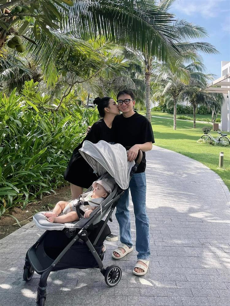 han Mạnh Quỳnh cho biết, sự chân thành là điều quan trọng trong mối quan hệ vợ chồng. Một trong những bí quyết để "giữ lửa" hôn nhân là cả hai luôn tạo ra những tình huống hài hước trong cuộc sống để mang lại niềm vui, tiếng cười cho nhau. Ca sĩ tiết lộ, nếu ở nhà anh "quăng miếng" thì bà xã sẽ đáp lại (Ảnh: Facebook nhân vật).