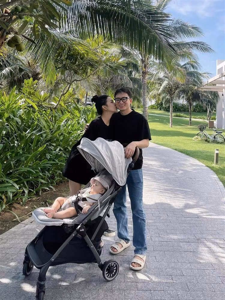 Phan Mạnh Quỳnh cho biết, sự chân thành là điều quan trọng trong mối quan hệ vợ chồng. Một trong những bí quyết để "giữ lửa" hôn nhân là cả hai luôn tạo ra những tình huống hài hước trong cuộc sống để mang lại niềm vui, tiếng cười cho nhau. Ca sĩ tiết lộ, nếu ở nhà anh "quăng miếng" thì bà xã sẽ đáp lại (Ảnh: Facebook nhân vật).