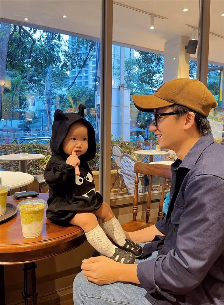 Thỉnh thoảng, Phan Mạnh Quỳnh cũng nhắc về con mình mỗi khi đi diễn. Trong một lần, anh giới thiệu ca khúc "Khi Người Mình Yêu Khóc" bằng cách đề cập đến con gái như sau: "Chẳng có gì vất vả bằng chăm con đâu. Cũng giống như những đứa trẻ khác, con của Quỳnh thì nó cũng cơ bản lắm, cứ đói là khóc. Nhưng trên cuộc đời này đâu phải chỉ mỗi khóc vì đói ăn thôi đâu, mà còn khóc vì cái khác nữa, sau đây mời khán giả nghe bài 'Khi Người Mình Yêu Khóc'" (Ảnh: Facebook nhân vật).