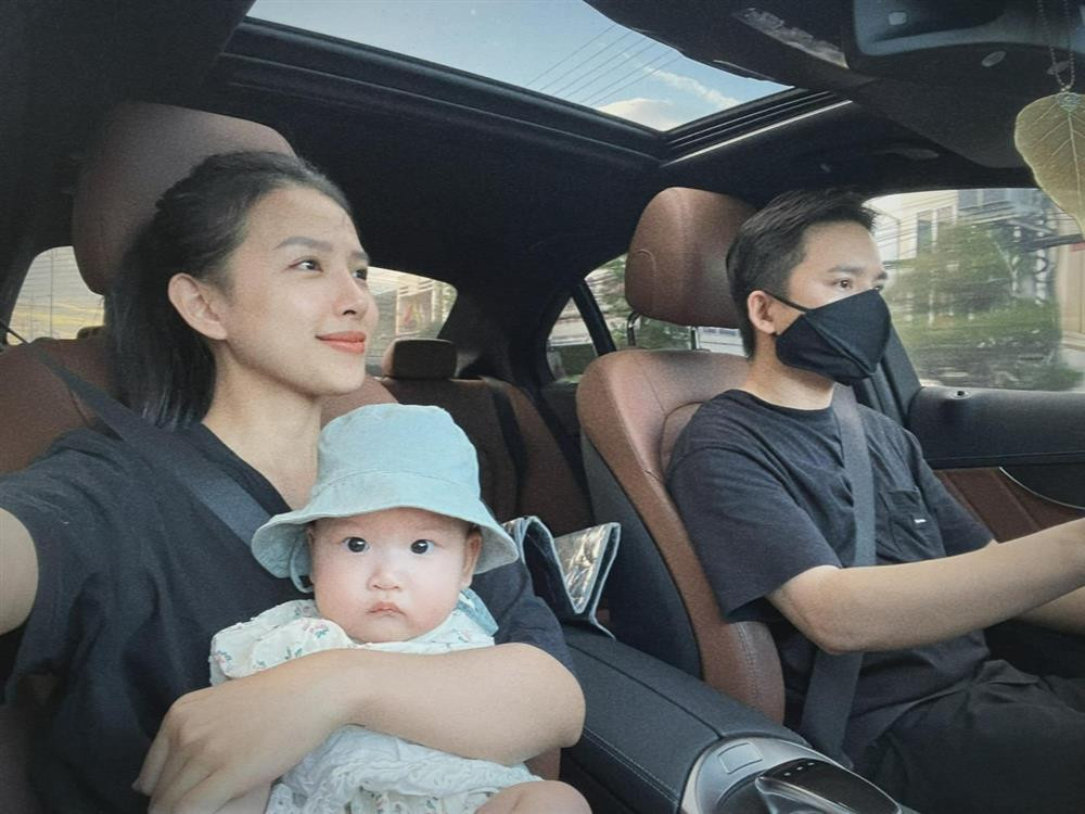 rong cuộc trò chuyện cùng phóng viên Dân trí hồi năm 2022, Phan Mạnh Quỳnh tiết lộ bà xã nóng tính, không phải kiểu người hiền dịu hay nhu mì. Tuy nhiên, anh luôn cảm thông và thấu hiểu cho vợ vì biết rằng "nửa kia" luôn dành những điều tốt nhất cho mình (Ảnh: Facebook nhân vật).