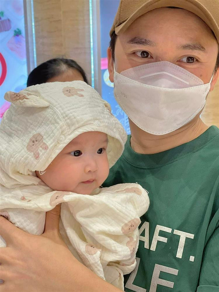 han Mạnh Quỳnh thường xuyên đem con gái ra "pha trò". Hồi con gái tròn 1 tháng tuổi, anh từng chia sẻ: "Một tháng trời mà chưa nói được câu nào trọn vẹn. Nhiều khả năng bố mẹ đã đặt kỳ vọng quá nhiều vào Ốc" (Ảnh: Facebook nhân vật).