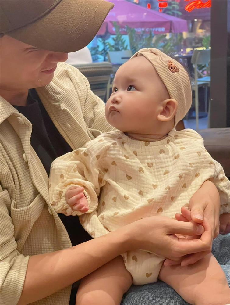 ặp đôi thường san sẻ nhau trong việc chăm sóc con nhỏ. Thậm chí, Phan Mạnh Quỳnh còn chứng tỏ mình là ông bố thành thạo trong việc lo tã sữa, tắm rửa và chơi đùa cùng con (Ảnh: Facebook nhân vật).