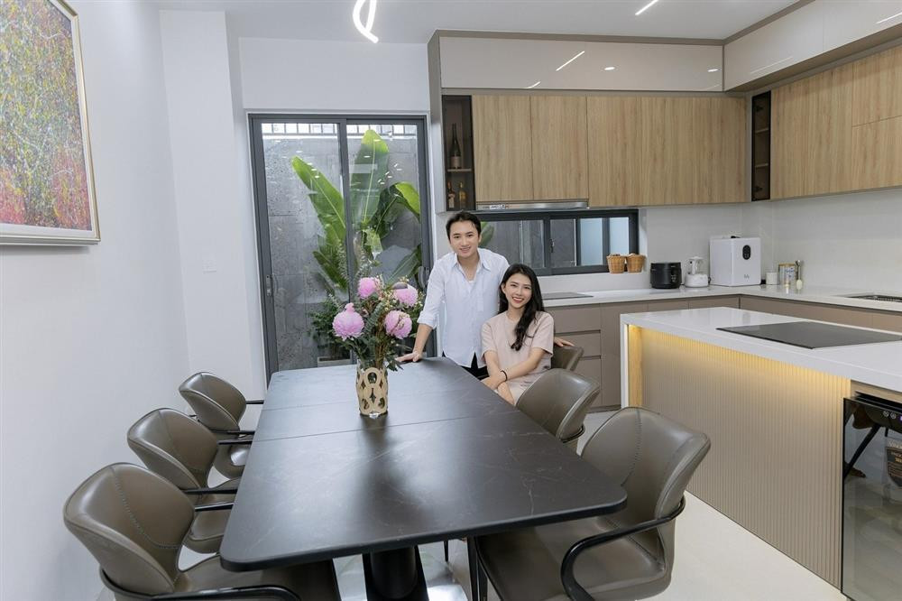 rước đó, bà xã Phan Mạnh Quỳnh từng cho hay căn hộ cũ của vợ chồng cô có kích thước khá nhỏ, nên họ đã quyết định xây một căn nhà mặt đất để tiện cho việc sinh hoạt trong gia đình. Khánh Vy cũng tiết lộ cô đặt nhiều tâm huyết cho tổ ấm mới, từ việc chọn từng viên gạch đến trang trí từng cái cây (Ảnh: Facebook nhân vật).