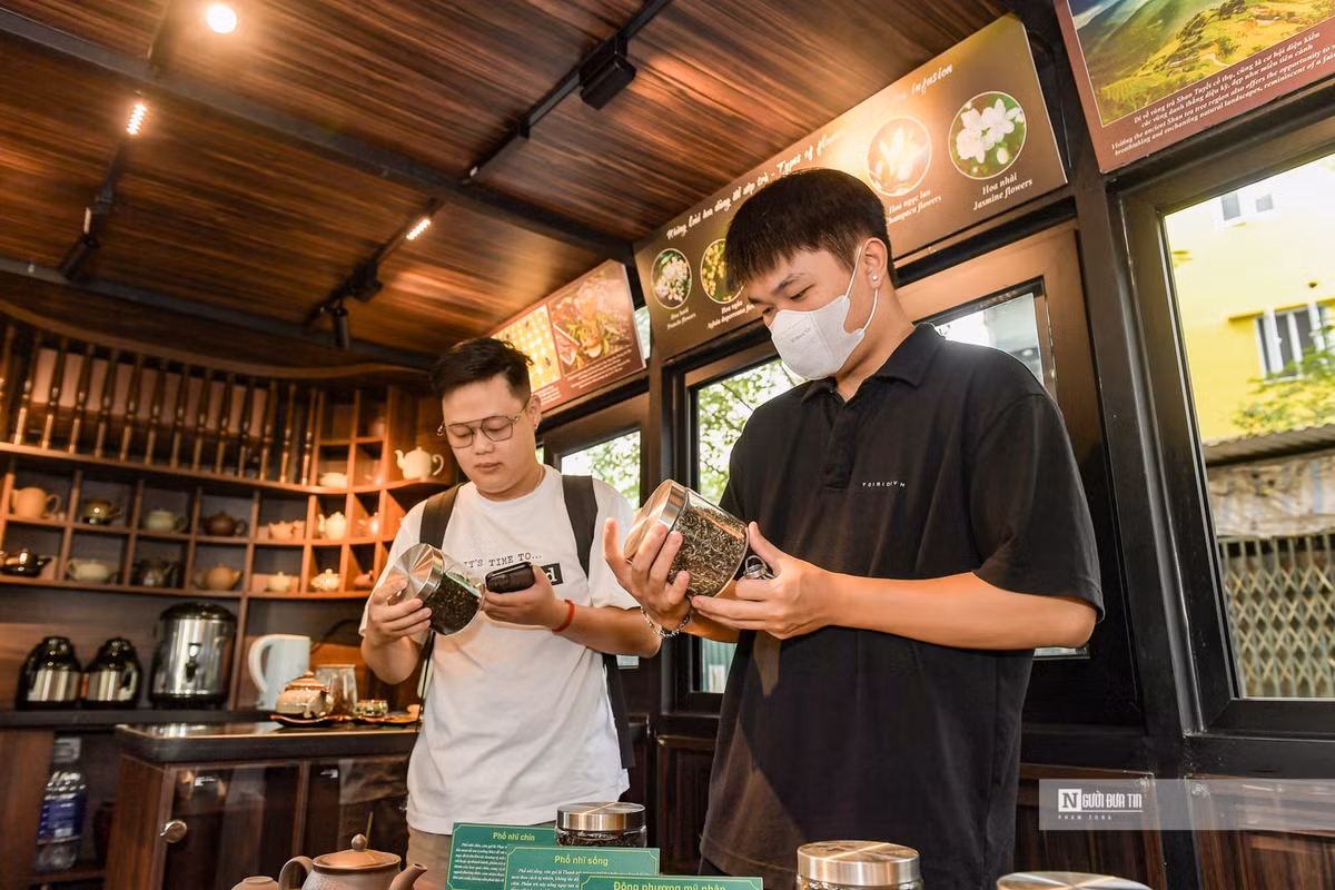 Doc dao khong gian tra Viet tren tau dien banh hoi-Hinh-10