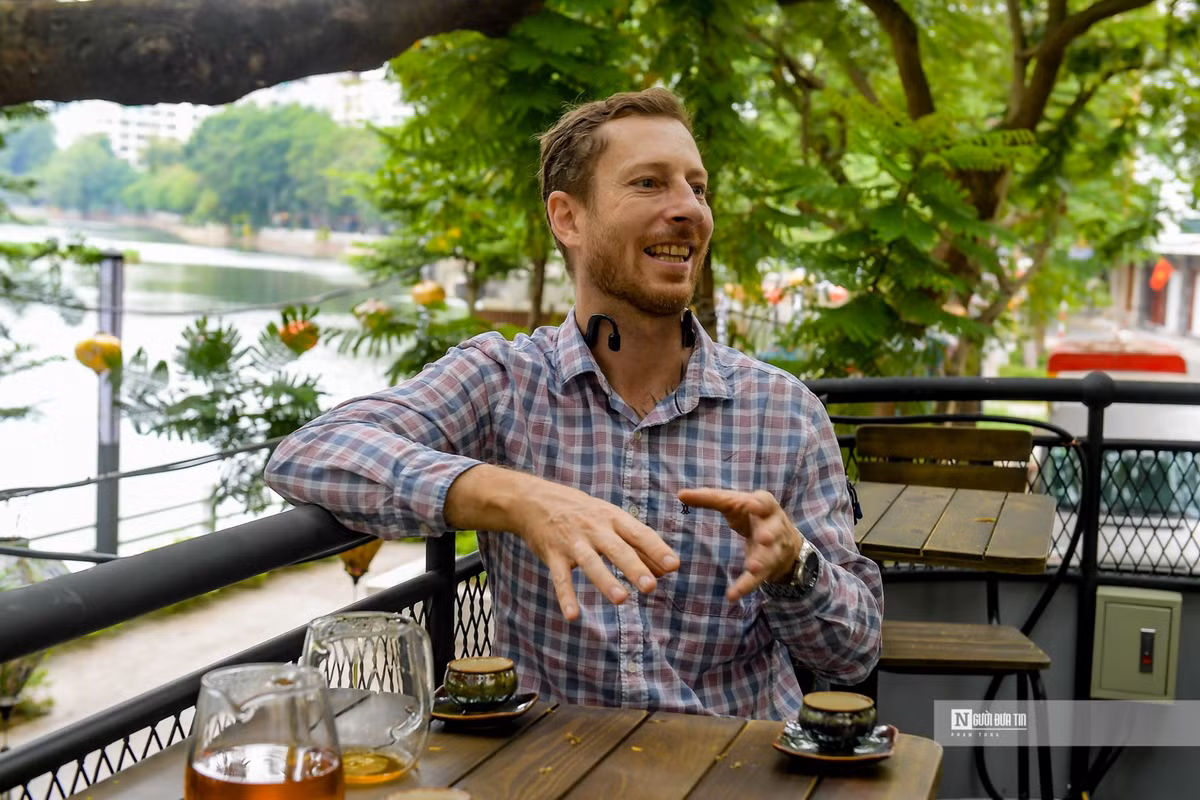 Doc dao khong gian tra Viet tren tau dien banh hoi-Hinh-7