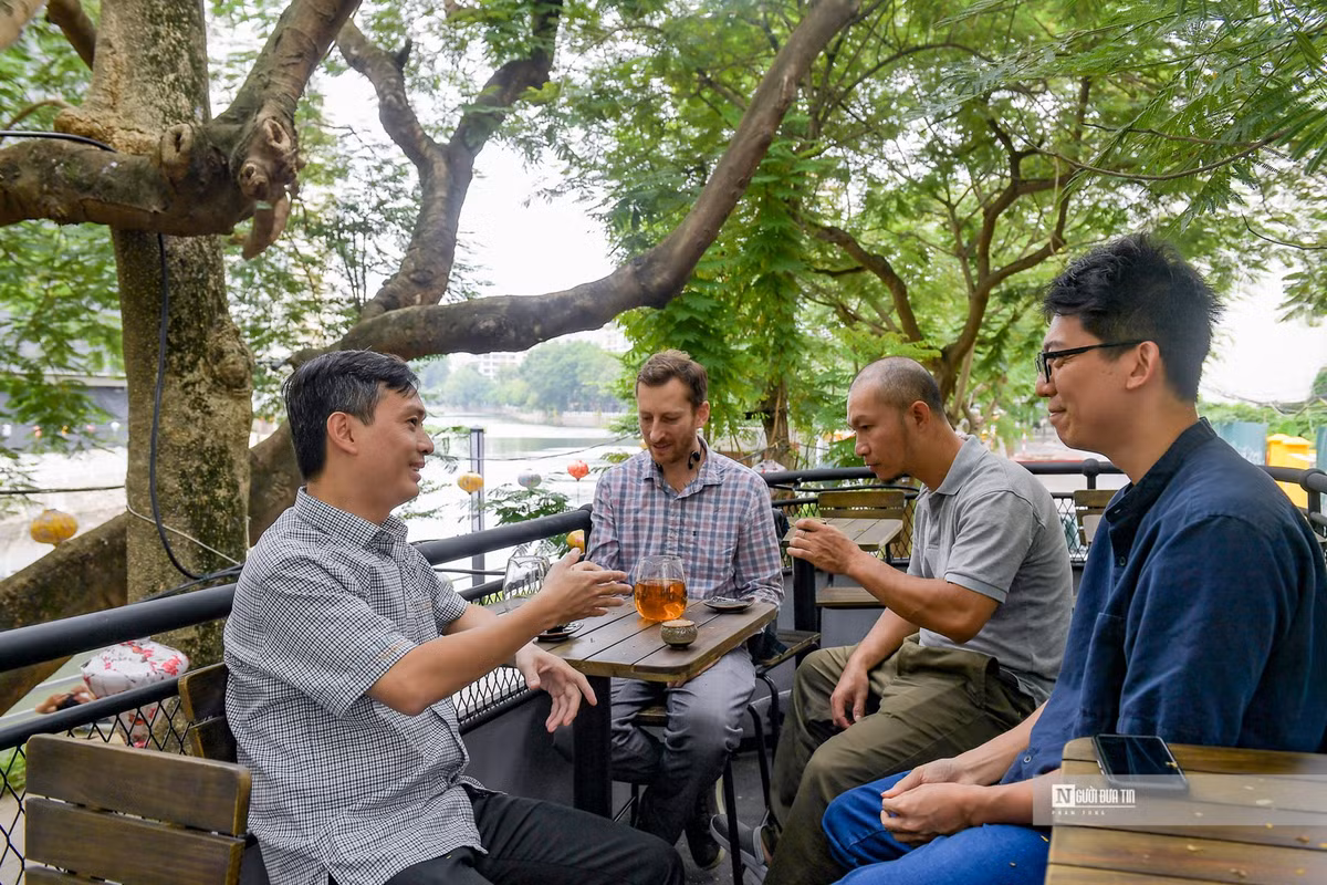 Doc dao khong gian tra Viet tren tau dien banh hoi-Hinh-3
