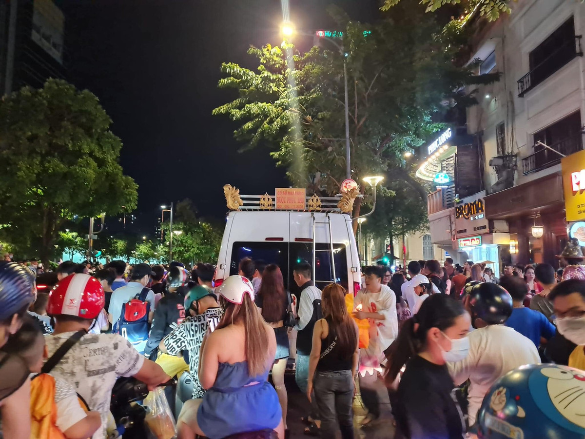 TP HCM: Chở quan tài dọa ma người đi đường, tài xế bị xử phạt TP HCM: Cho quan tai doa ma nguoi di duong, tai xe bi xu phat