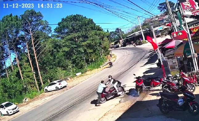 Chu nha nhanh nhu chop chan bat ten trom xe may