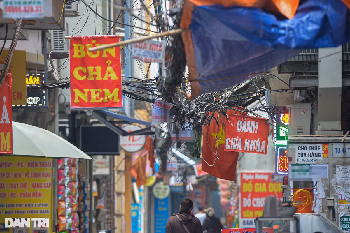 Cot dien, tram bien ap o Ha Noi bi quang cao, rao vat “buc tu“-Hinh-3