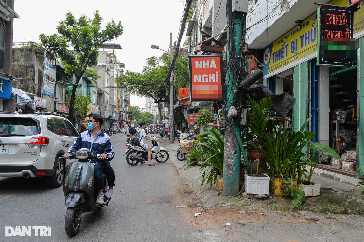 Cot dien, tram bien ap o Ha Noi bi quang cao, rao vat “buc tu“-Hinh-5
