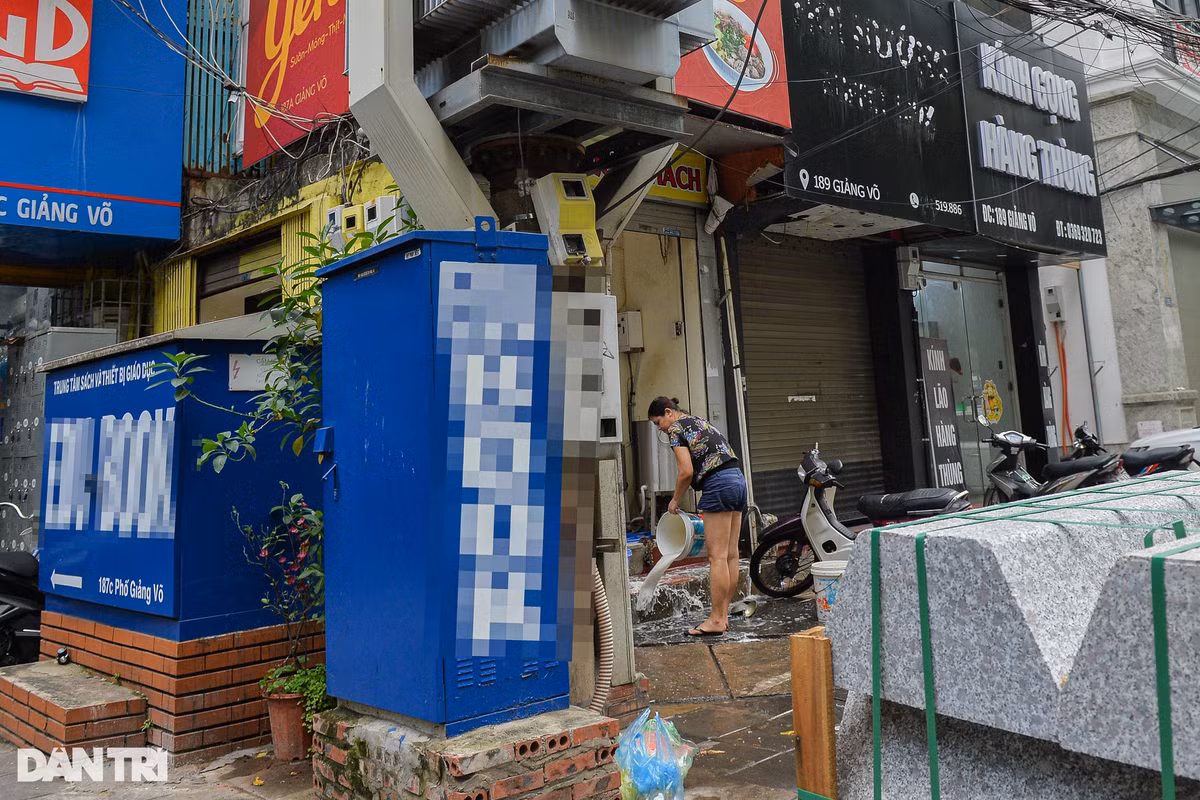 Cot dien, tram bien ap o Ha Noi bi quang cao, rao vat “buc tu“-Hinh-7