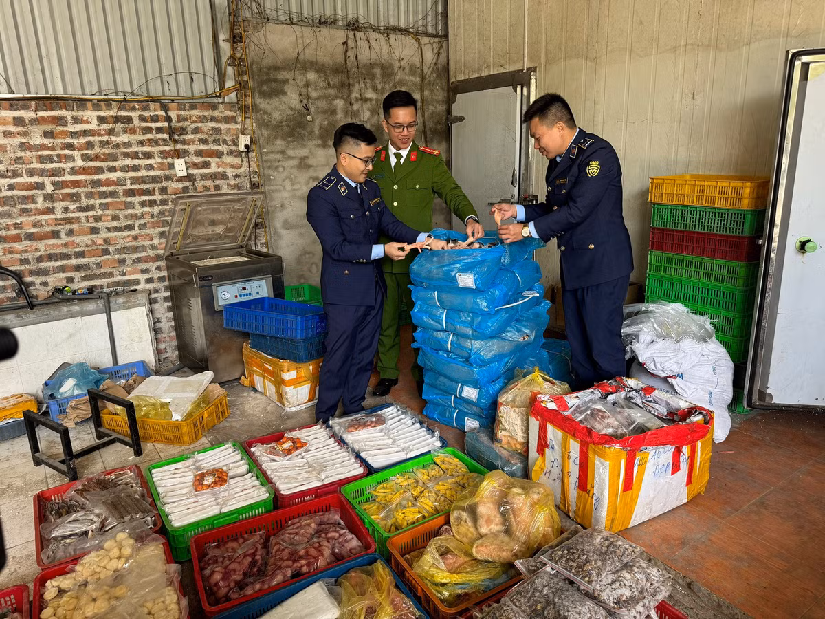 Kho hang cua dong then cai ban hang tram don thuc pham hoi thoi